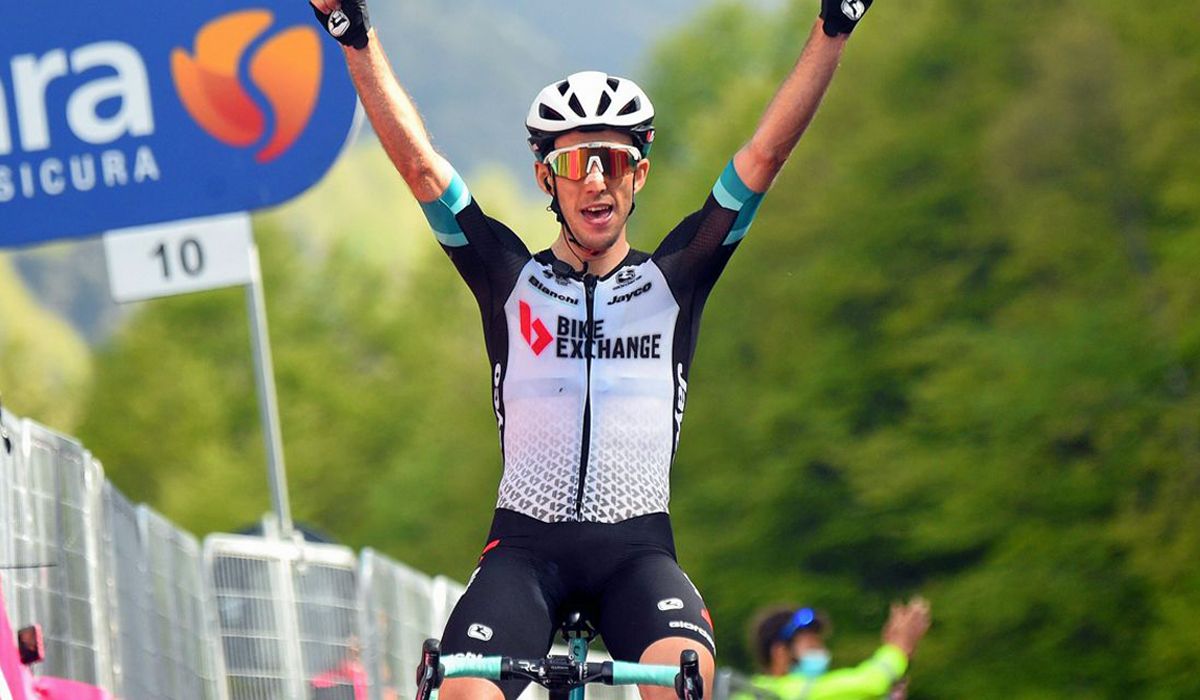 Simon Yates celebrando su victoria en Alpe di Mera en el Giro de este año
