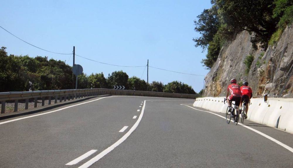 La nueva multa de la DGT con pérdida de 6 puntos en el carné si adelantas así a los ciclistas