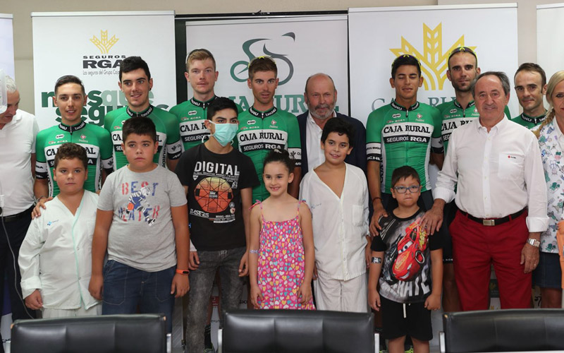 El Caja Rural-Seguros RGA visita a niños hospitalizados en Salamanca