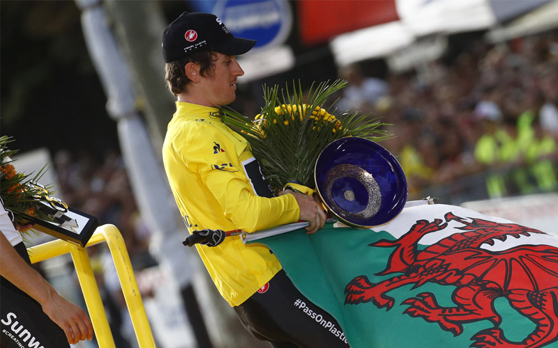 Roban el trofeo de ganador del Tour de Geraint Thomas
