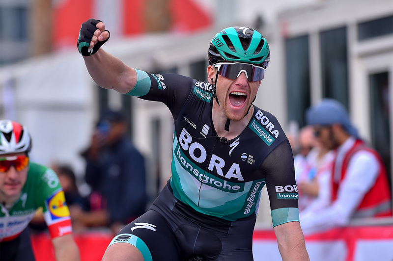 AVANCE: Sam Bennett se lleva la victoria en la última etapa del UAE Tour por delante de Fernando Gaviria y Caleb Ewan