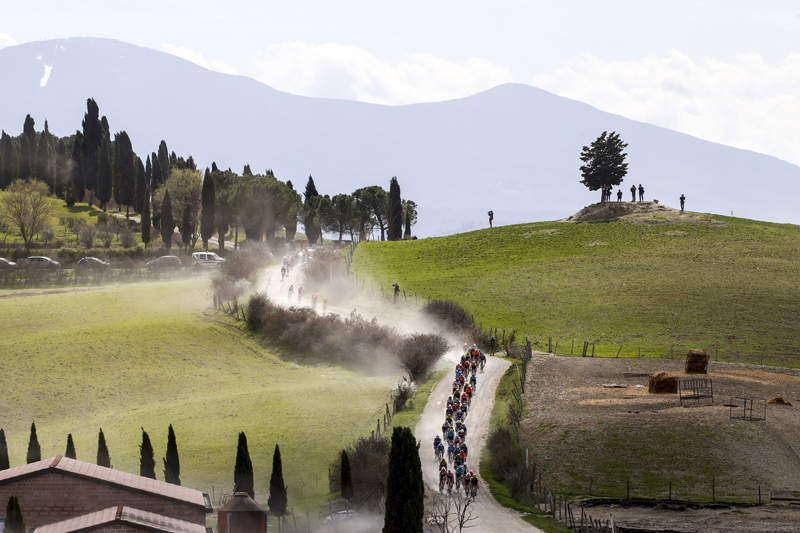 AVANCE: Alaphilippe se lleva una polvorienta Strade Bianche