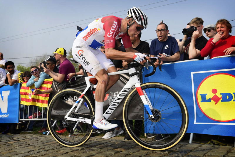 Alberto Bettiol estrena su palmarés profesional con una gran victoria en el Tour de Flandes