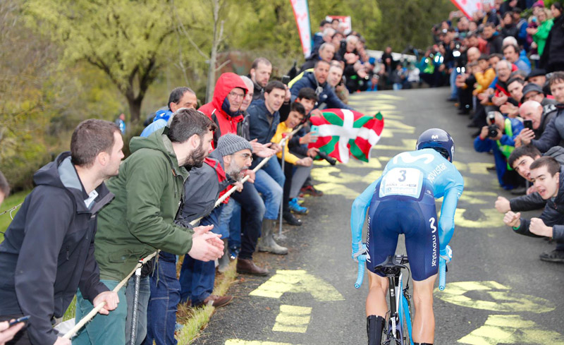 Schachmann, primer líder de la Itzulia tras ganar la CRI inaugural