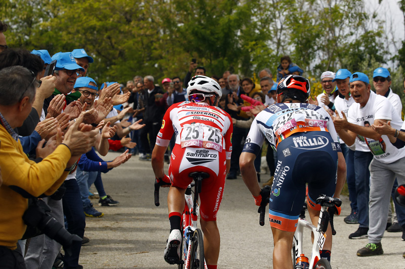 Caleb Ewan se estrena en este Giro batiendo a Viviani y Ackerman
