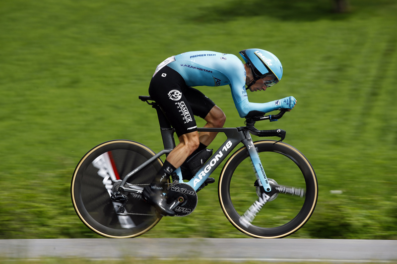 Roglic arrasa a sus rivales en la crono de San Marino. Conti mantiene la maglia rosa