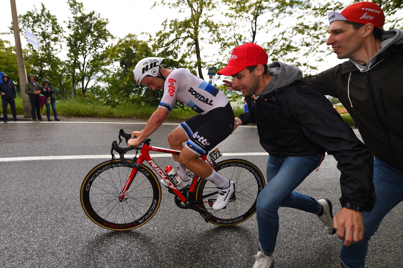 Roglic arrasa a sus rivales en la crono de San Marino. Conti mantiene la maglia rosa