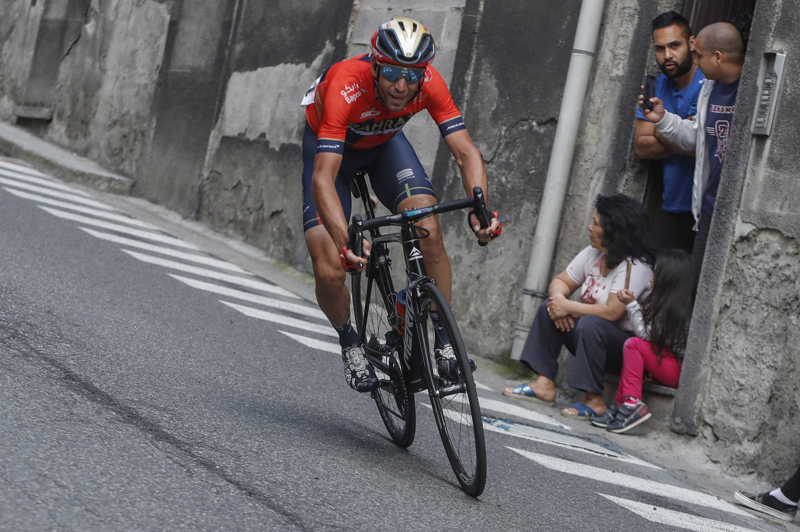 Cataldo triunfa en un día negro para Roglic