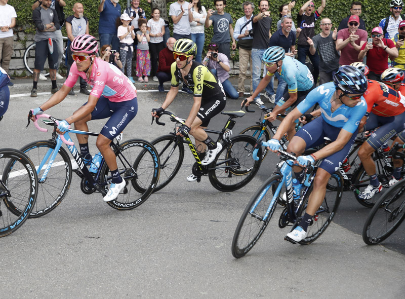 Cataldo triunfa en un día negro para Roglic