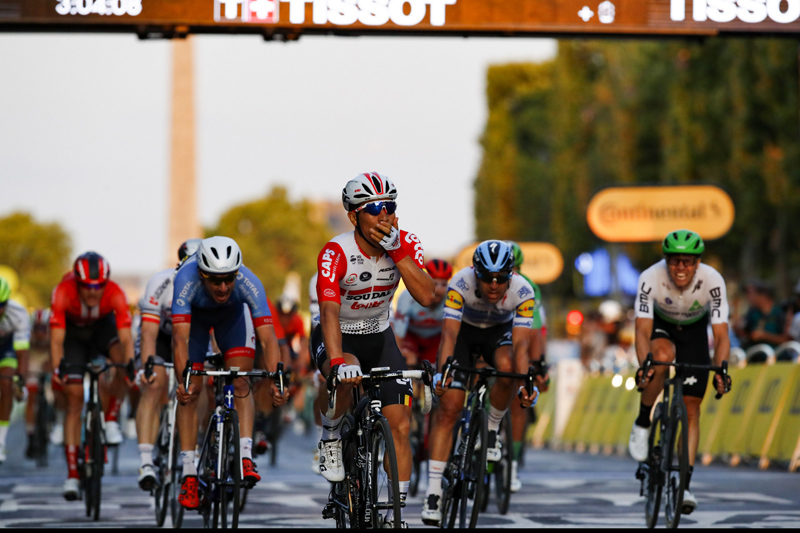 Egan Bernal reina en París y emociona en Colombia