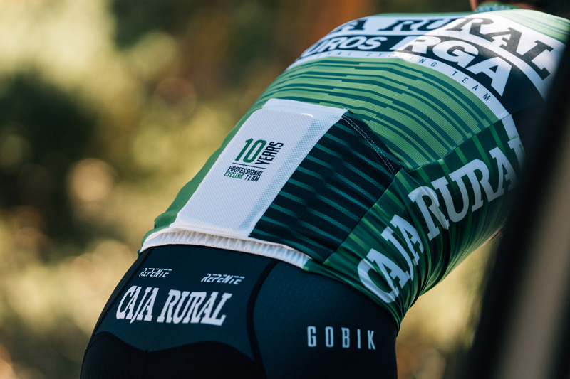 Caja Rural-Seguros RGA conmemora su década profesional con un nuevo maillot para la Vuelta Caja Rural-Seguros RGA conmemora su década profesional con un nuevo maillot para la Vuelta