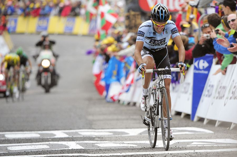 Contador subasta la bici del Tour y Giro 2011 para ayudar a Cruz Roja